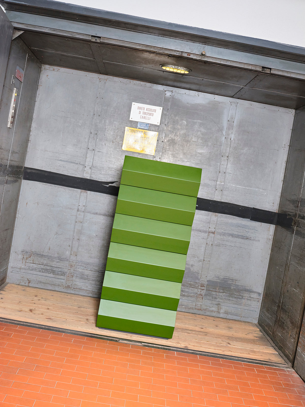 Z24 chest of drawers